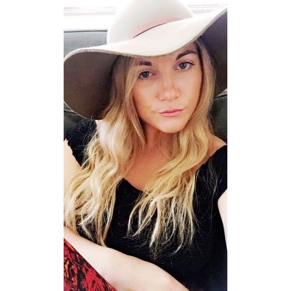 MEET YOUR POSHER🌻 - Picture 2 of 7